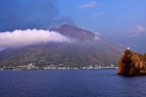 Da Tropea: Isola di Panarea e Vulcano Stromboli di notte