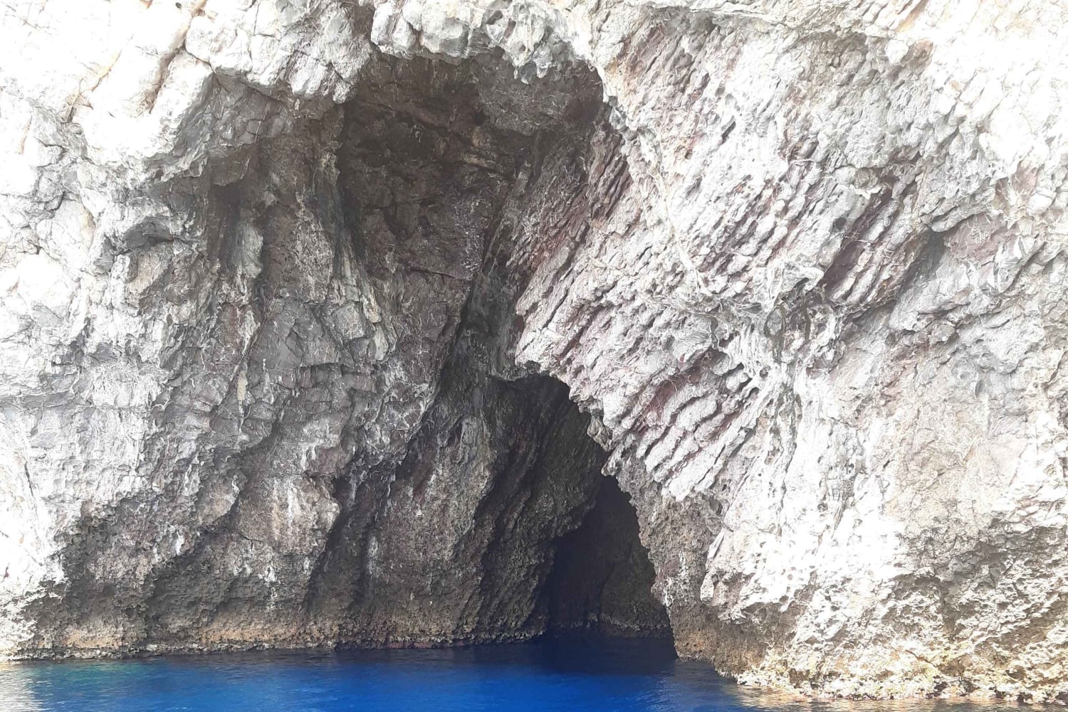 ジャルディーニ・ナクソス：イソラ・ベッラと洞窟クルーズ（アペリティフ付き）