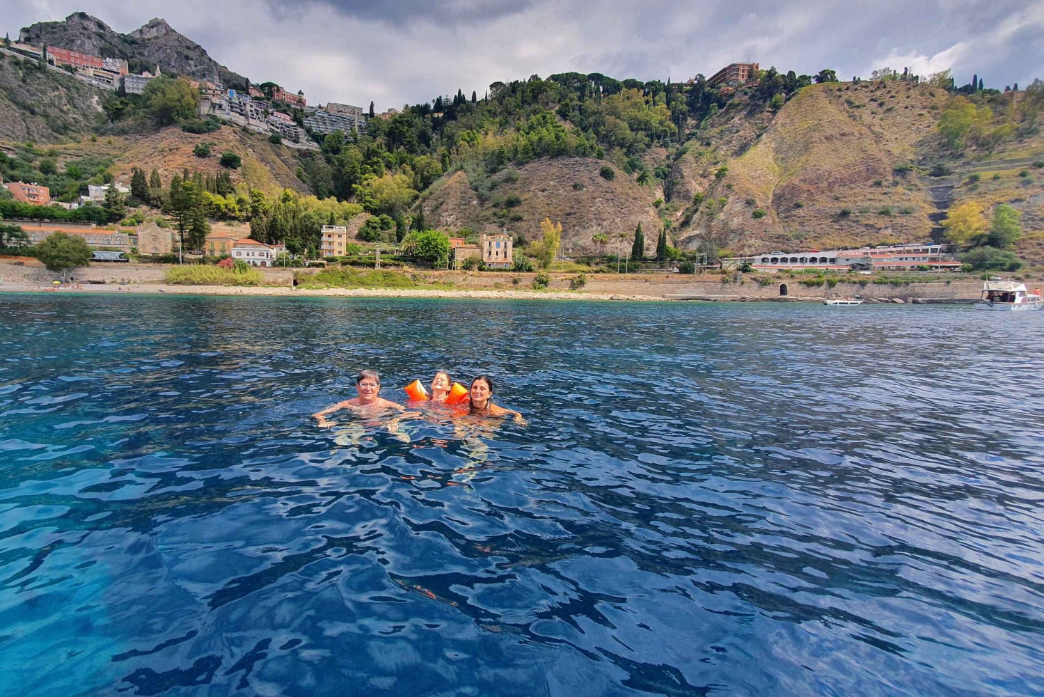 Croisière d'une demi-journée à Taormine avec plongée et apéritif