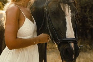 イタリア：海岸沿いの森で楽しむ乗馬体験（3時間、送迎付き）