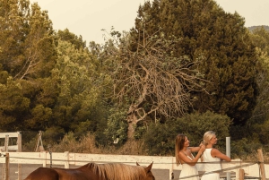 イタリア：海岸沿いの森で楽しむ乗馬体験（3時間、送迎付き）