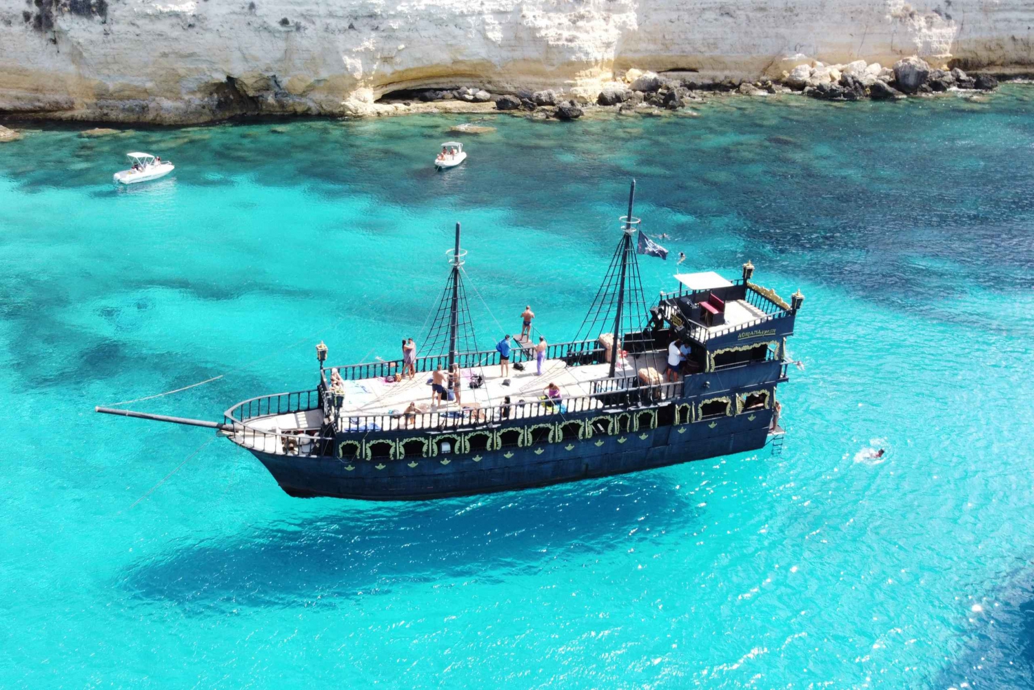 Lampedusa: Tour in barca con navi pirata, pranzo e musica