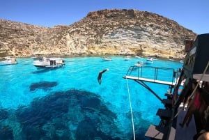 Lampedusa: Båttur med piratskepp med lunch och musik