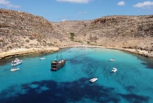 Lampedusa: Passeio de barco em um navio pirata com almoço e música