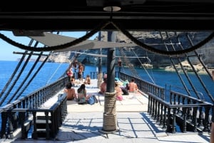 Lampedusa: Båttur med piratskip med lunsj og musikk