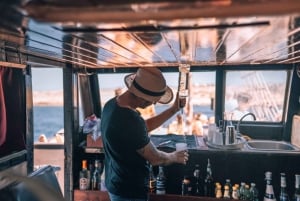 Lampedusa: Passeio de barco em um navio pirata com almoço e música