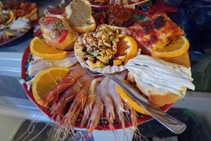 Lampedusa: cruzeiro de barco com paragens para nadar e almoço italiano