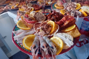 Lampedusa: cruzeiro de barco com paragens para nadar e almoço italiano