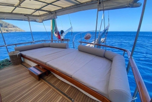 Lampedusa: Elegante dag rondvaart met lunch aan boord