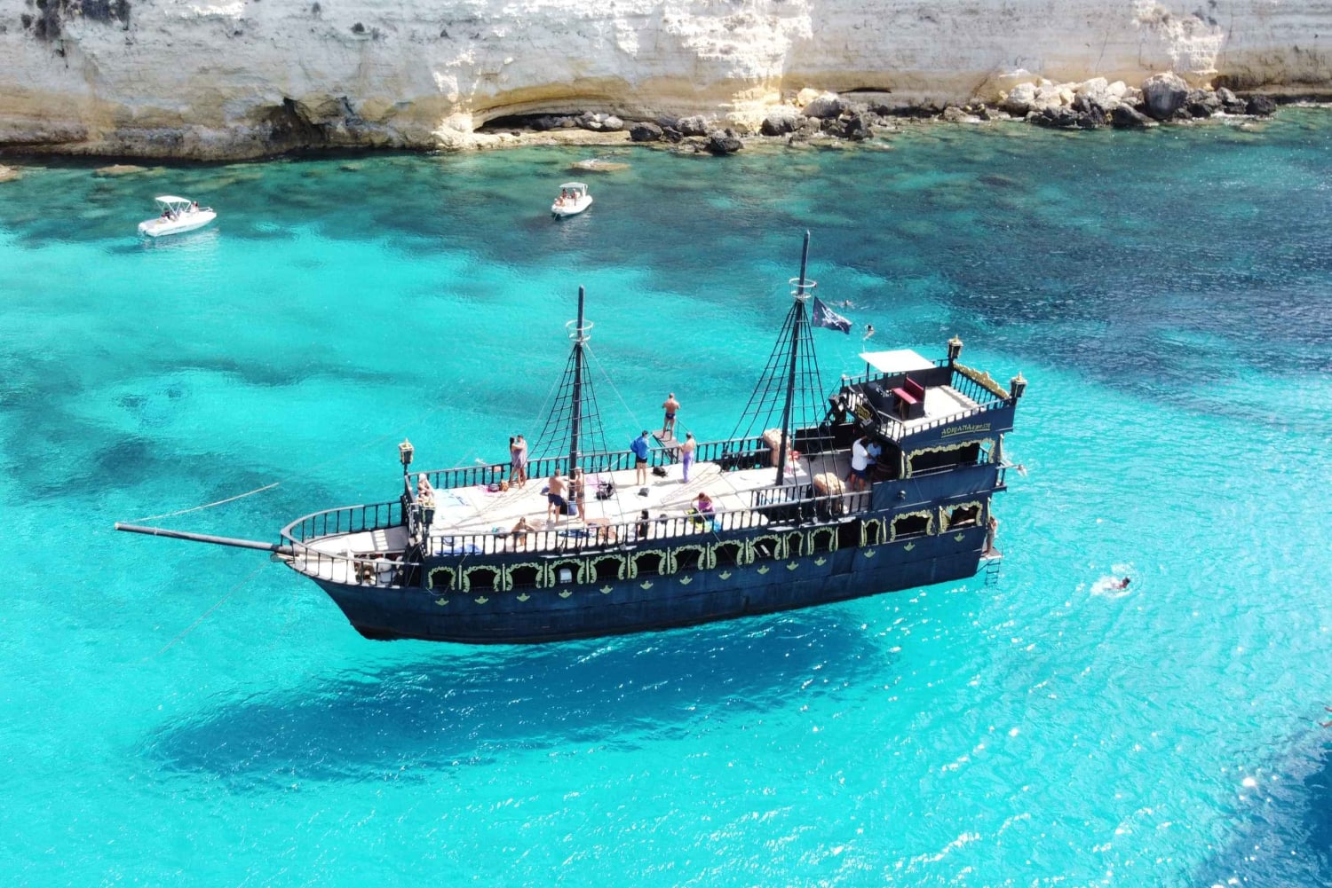 Lampedusa: Passeio de barco em um navio pirata com almoço e música