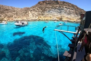 ランペドゥーサ島：昼食と音楽付きの海賊船ボート ツアー