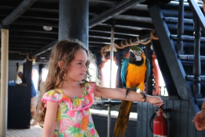Lampedusa: Passeio de barco em um navio pirata com almoço e música