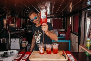 Lampedusa: Passeio de barco em um navio pirata com almoço e música