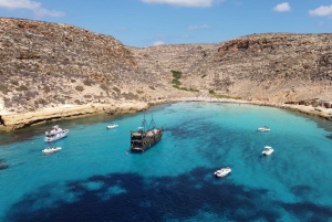 Lampedusa: Passeio de barco em um navio pirata com almoço e música