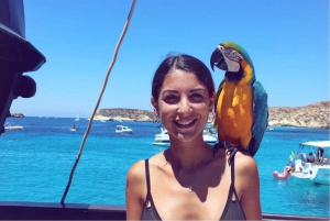 Lampedusa: Passeio de barco em um navio pirata com almoço e música