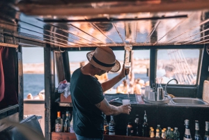 Lampedusa: Passeio de barco em um navio pirata com almoço e música