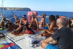 Lampedusa: Excursión en yate, paradas para nadar y almuerzo típico