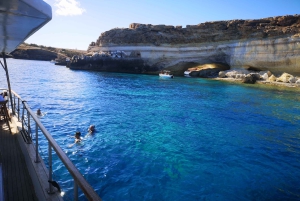 Lampedusa: Excursión en yate, paradas para nadar y almuerzo típico