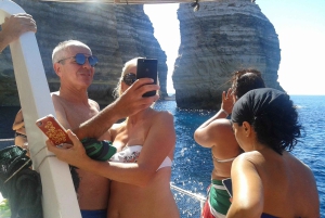 Lampedusa: Excursión en yate, paradas para nadar y almuerzo típico