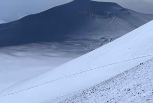 Monte Etna com recolha e entrega em Catânia: 3000 metros com teleférico e jipe