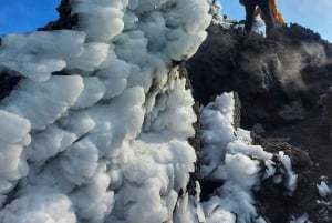 Monte Etna com recolha e entrega em Catânia: 3000 metros com teleférico e jipe