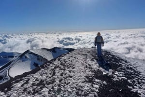 Monte Etna com recolha e entrega em Catânia: 3000 metros com teleférico e jipe