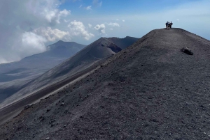 Monte Etna com recolha e entrega em Catânia: 3000 metros com teleférico e jipe