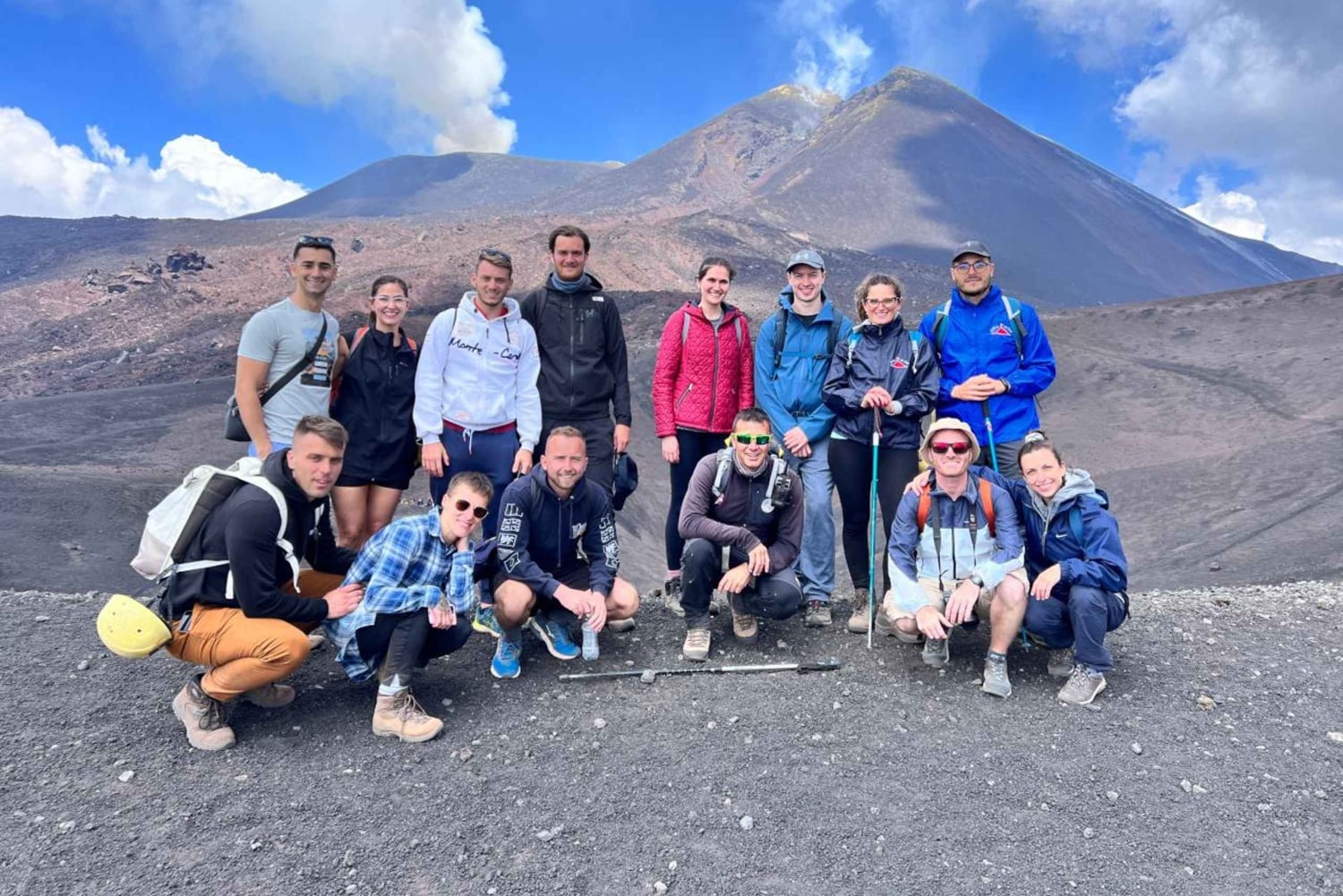 エトナ山南部：ケーブルカーと4WDジープで行く山頂の噴火口ツアー