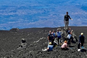 エトナ山南部：ケーブルカーと4WDジープで行く山頂の噴火口ツアー