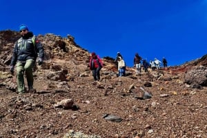 エトナ山南部：ケーブルカーと4WDジープで行く山頂の噴火口ツアー