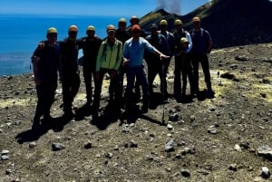 エトナ山南部：ケーブルカーと4WDジープで行く山頂の噴火口ツアー