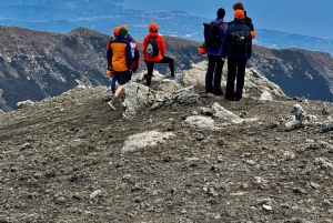 Etna: tour dei crateri sommitali in funivia e jeep 4x4