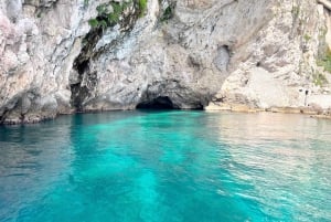 ナクソス島シュノーケリングとプロセッコ付きタオルミーナ・ボートツアー