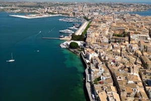 Siracusa: Passeio de barco pela ilha de Ortigia e cavernas marinhas