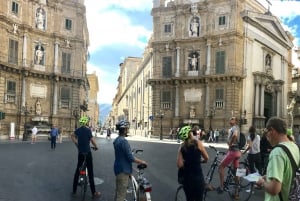 Palermo: Visita guiada en bicicleta por el centro histórico con degustación de comida