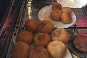 Palermo: Experimenta la historia y el sabor locales en un tour gastronómico