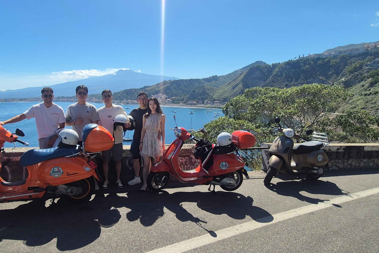 Passeio panorâmico de Vespa por Taormina, Castelmola e locais da série White Lotus