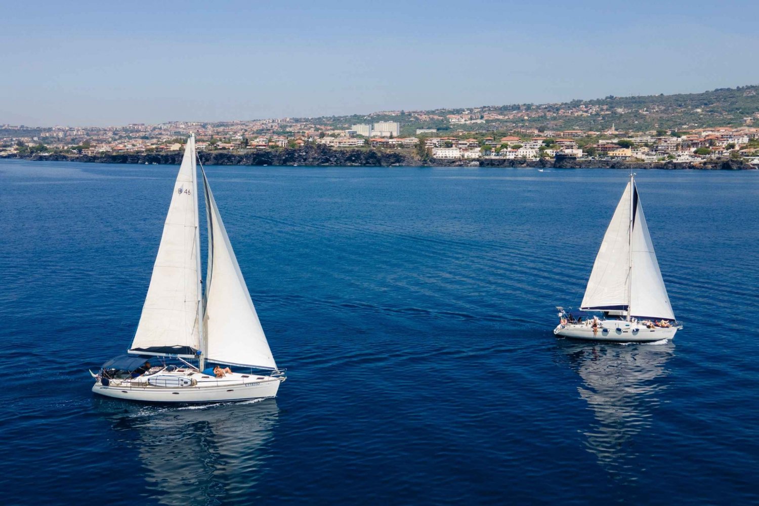 Tour privato in barca a vela lungo la costa di Catania e dei Ciclopi