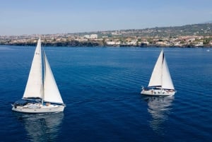カターニアとサイクロプス海岸沿いのプライベート セーリング ツアー