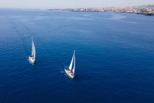 カターニアとサイクロプス海岸沿いのプライベート セーリング ツアー
