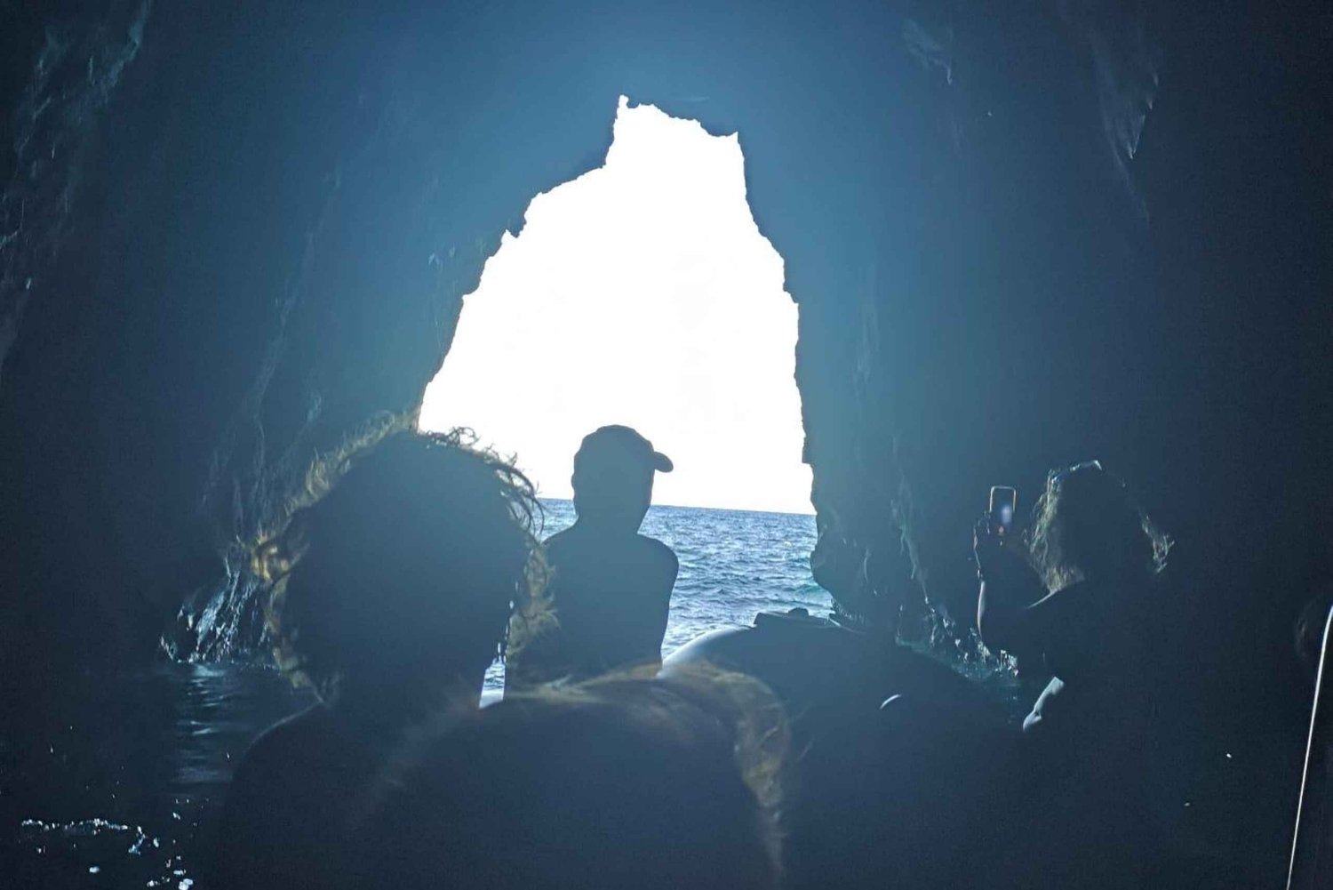 Excursión en lancha neumática: vuelta a la isla de Ustica con visita a las cuevas y baño.