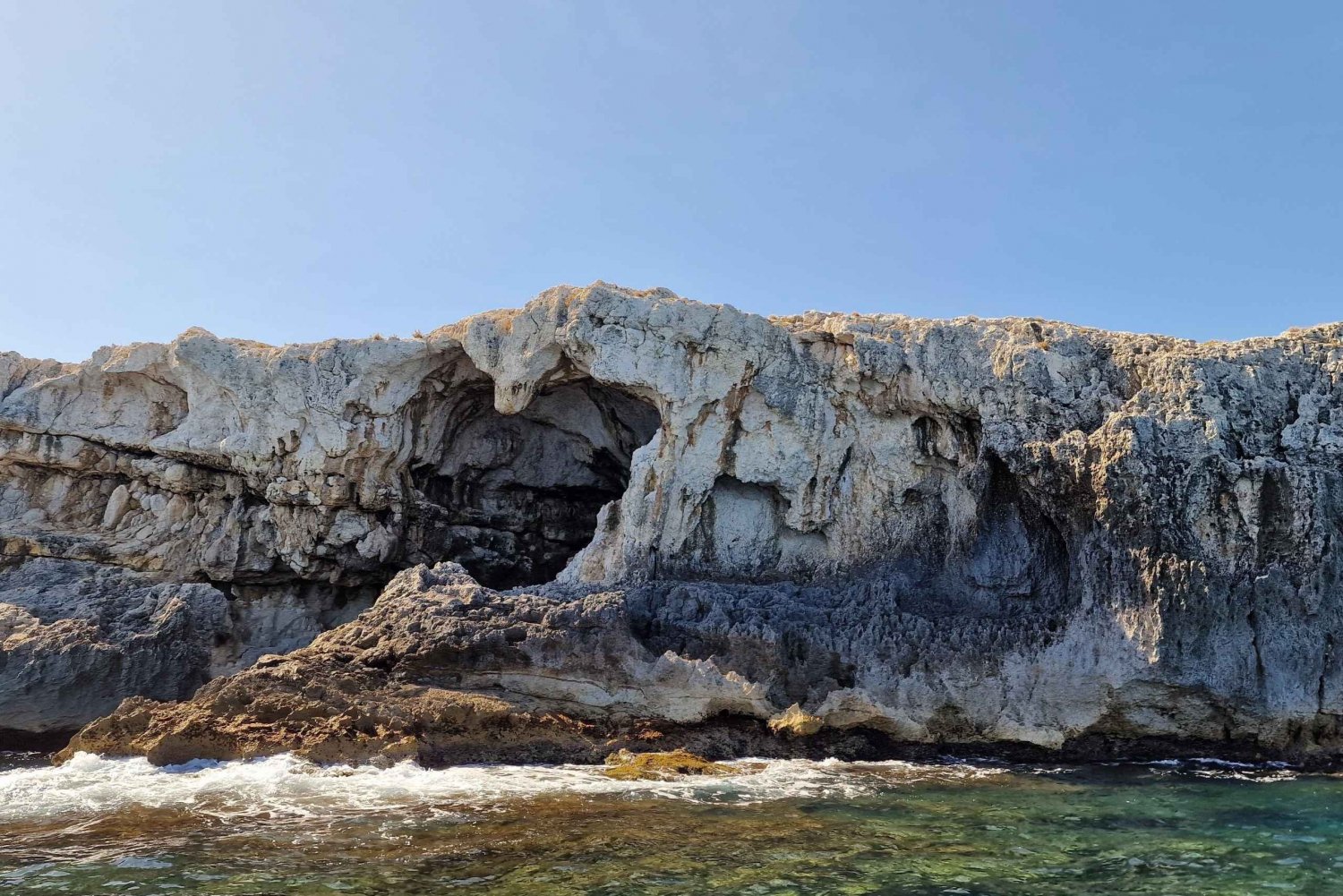 Siracusa:Ortigia & sea caves boat tour and apertif at sunset