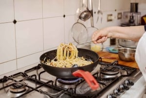 Siracusa: Pasta & Tiramisu kookles bij de plaatselijke bewoners thuis
