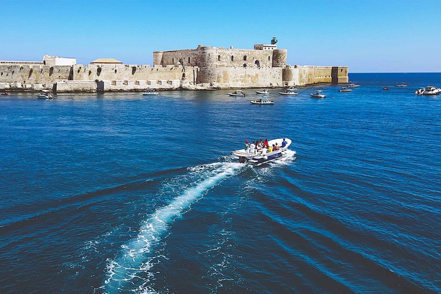 Siracusa: private boat tour-Pillirina, Ortigia and sea caves