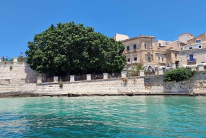 Siracusa: Prova de vinhos em barco com visita guiada e comida gourmet