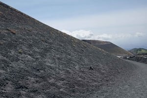 Rundvandring på Etna i liten grupp och besök i en lavagrotta