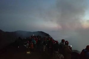 Trekking ved solnedgang på vulkanen Stromboli