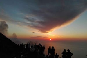 Trekking ved solnedgang på vulkanen Stromboli