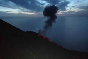 Vandring ved solnedgang på vulkanen Stromboli