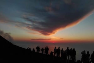 Auringonlaskun vaellus Strombolin tulivuorella